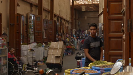 Gente-Ocupada-Con-Tiendas-En-El-Zoco,-Medina,-Marrakech,-Marruecos