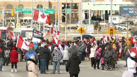 Eine-Schwenkaufnahme-Der-Großen-Zahl-Patriotischer-Unterstützer,-Die-Ihre-Kanadischen-Fahnen-Schwenken,-Um-Sich-Gegen-Das-Regierungsmandat-Für-Covid-impfungen-Während-Des-Konvoiprotestes-Zum-Freiheitstag-In-Windsor,-Kanada,-Zu-Stellen