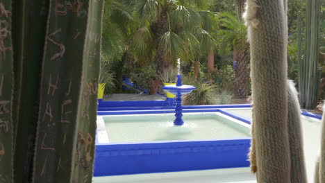 Panorámica-De-Una-Fuente-Azul-En-El-Jardín