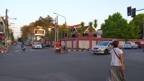 Typische-Straßenkreuzung-In-Der-Altstadt-Von-Chiang-Mai-In-Thailand