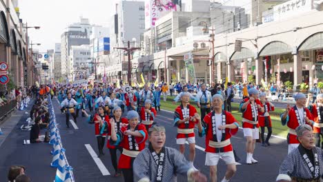Hunderte-Von-Traditionellen-Tänzern-Auf-Der-Straße-Beim-Ohara-Festival---Innenstadt-Von-Kagoshima