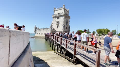Touristen-Am-Belem-Turm-In-Lissabon,-Eine-Der-Hauptattraktionen-Während-Der-Ferienzeit