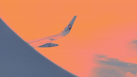 Luftfensteransicht-Vom-Flugzeug-Während-Der-Sonnenuntergangszeit