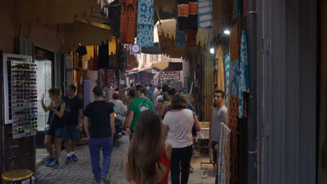 Turistas-Caminando-En-La-Medina-De-Marrakech