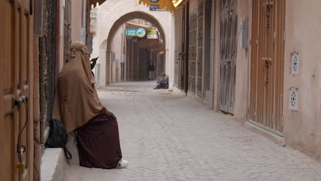 Mujer-En-Marrakech-Con-Traje-Tradicional-Hablando-Por-Teléfono,-Estática,-Día