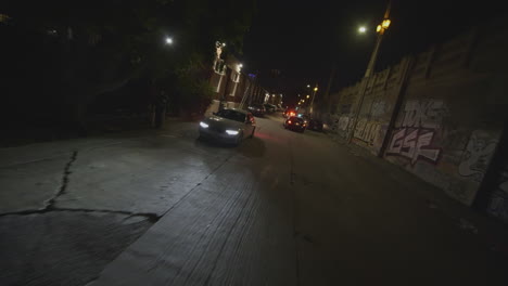 Drohnenaufnahme-Der-Folgenden-Polizeiautos,-Die-Nachts-In-Los-Angeles,-Georgia,-Patrouillieren
