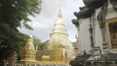 Schöne-Aussicht-Auf-Den-Wat-Phra-Singha-Tempel-Mit-Der-Goldenen-Glühpagode