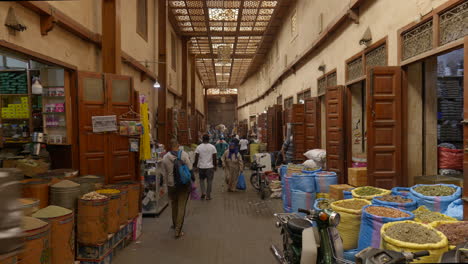 Establecimientos-Comerciales-De-Alimentos-En-El-Centro-De-La-Ciudad-De-Marrakech,-Marruecos