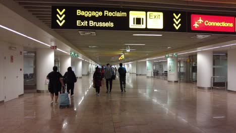Passagiere-Am-Flughafen-Brüssel,-Die-Nach-Dem-Aussteigen-Im-Ankunfts--Und-Transitbereich-Spazieren-Gehen-4k