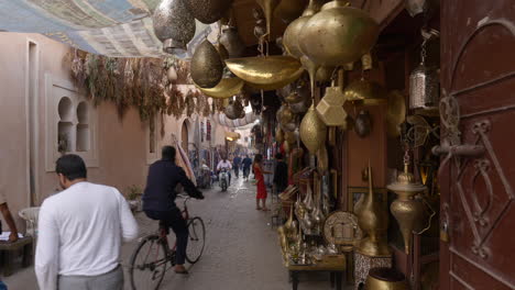 Establishing-shot-of-Marrakesh-City-center-shopping-area,-static,-day