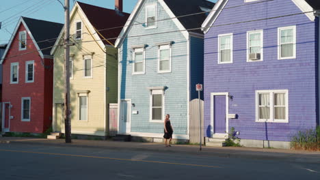 Halifax-Bunte-Häuser-Mit-Frau,-Die-Morgens-Vor-Geht