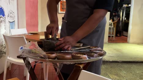 Toma-En-Cámara-Lenta-De-Cocinero-Haciendo-Salsa-De-Manera-Artesanal-En-Oaxaca
