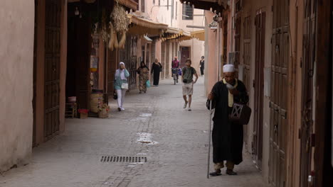 Wenige-Fußgänger,-Die-Durch-Die-Ruhige-Marrakesch-Straße-Laufen