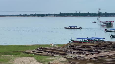 Traditionelle-Fischerboote,-Die-In-Bangladesch-über-Einen-Fluss-Fahren