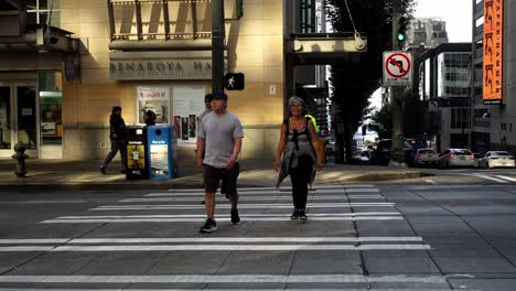 Seattle-crosswalk-with-people-crossing-the-street-at-the-stop-light,-static-shot