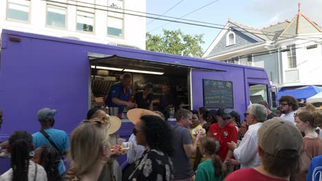 Menschenmenge-Am-Food-Truck-Poboy-Fest-New-Orleans-Day
