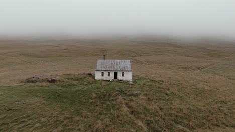 Abandoned-house-with-dead-sheep,-in-countryside