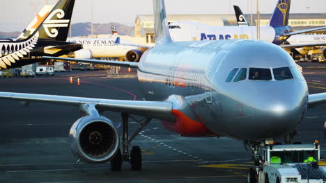 Statische-Ansicht-Des-Jetstar-Flugzeugs,-Das-Auf-Der-Landebahn-Des-Internationalen-Flughafens-Von-Auckland-Manövriert