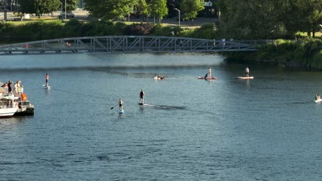 People-paddle-boarding-and-riding-electric-surfboards-in-Lake-Union,-Seattle