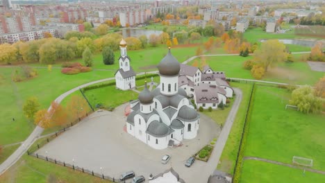 Una-Vista-Aérea-De-La-Iglesia-Ortodoxa-Pokrov-nikolskaya,-La-Iglesia-Se-Encuentra-En-La-Parte-Sur-De-La-Ciudad-De-Klaipeda