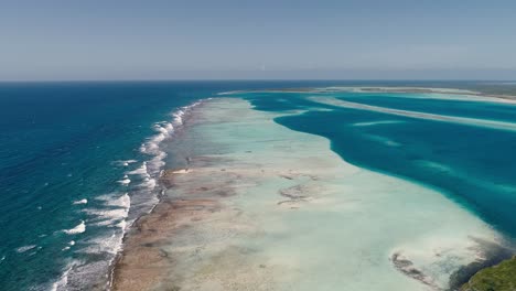 Vista-Aérea-Viajando-Arrecife-De-Coral-Bajo-Aguas-Cristalinas-De-Color-Turquesa,-Los-Roques-Sebastopol
