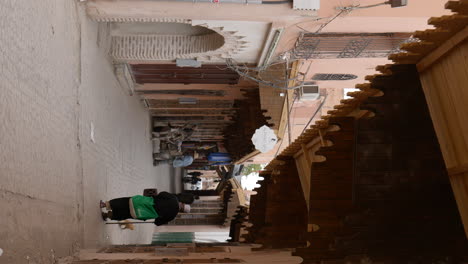 Vertikal-Von-Menschen-Auf-Der-Gepflasterten-Gasse-In-Der-Altstadt-Von-Marrakesch-In-Marokko