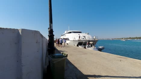 Pasajero-Esperando-Para-Abordar-El-Catamarán,-Croacia
