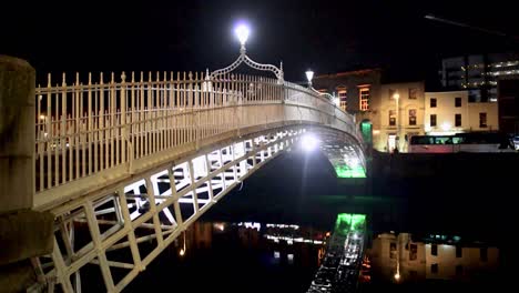 Die-Berühmte-Halfpenny-Bridge-über-Den-Fluss-Liffey-Dublin-Bei-Nacht