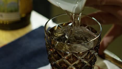 Mischen-Von-Japanischem-Alkoholischem-Getränk-In-Kiriko-Tasse