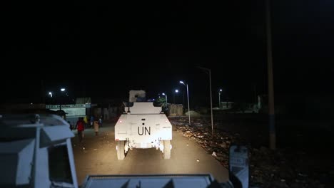 Vehículo-Armado-De-La-ONU-Que-Pasa-Por-Los-Lugareños-En-Las-Calles-De-Puerto-Príncipe,-Haití