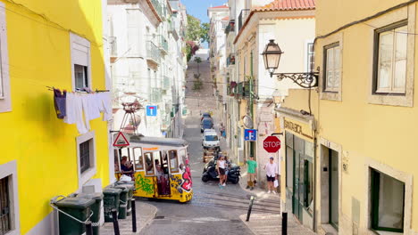 Hermoso-Paisaje-Del-Antiguo-Tranvía,-Una-Famosa-Atracción-Turística-En-Lisboa