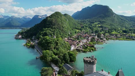 Chateau-Duingt-Y-Lago-Azul-Claro-Turquesa-Annecy-En-Los-Alpes-Franceses---Dolly-Aéreo-Inverso