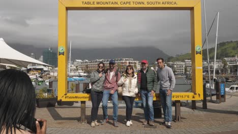 Touristen-Posieren-Für-Ein-Foto-Am-Tafelberg-bilderrahmen-In-Der-Wolke-Von-Kapstadt