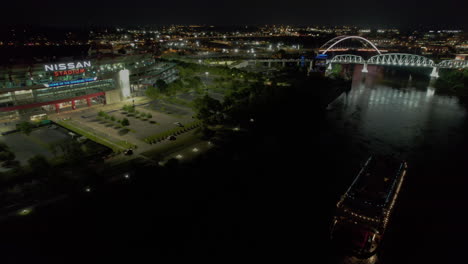 Luftnachtansicht-Von-Brücken-über-Dem-Cumberland-River-Mit-Dem-Nissan-stadion-Am-Ostufer-In-Nashville,-Tennessee,-Usa