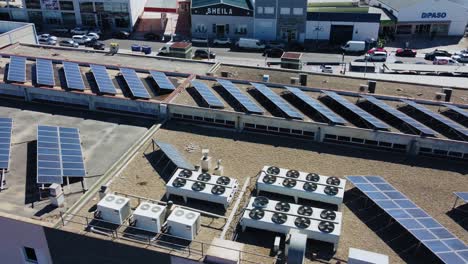 Instalación-De-Paneles-Solares-Y-Unidades-De-Aire-Acondicionado-En-La-Azotea-Del-Centro-Comercial-En-Puente-Genil,-España,-Vista-Aérea-De-Drones