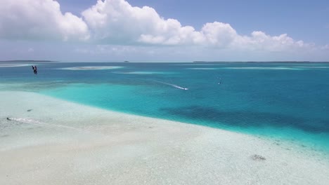 Drone-Tiro-Kitesurf-En-Agua-De-Mar-Tropical-Plana,-Arrecife-De-Coral-Los-Roques