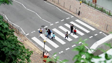 Eltern-Kreuzt-Schüler-Am-Zebrakreuz-In-Hongkong