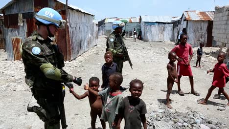 Soldado-De-Mantenimiento-De-La-Paz-De-Las-Naciones-Unidas-Se-Reúne-Con-Niños-Locales-Amigables