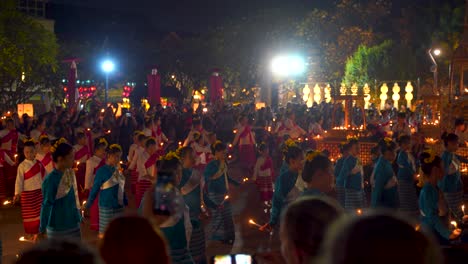 Baile-Masivo-De-Velas-Con-Muchos-Artistas-En-El-Festival-Yi-Peng-En-Tailandia