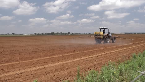 El-Pulverizador-Montado-En-El-Tractor-Fertiliza-Las-Semillas-De-Cultivo-Recién-Plantadas-En-El-Campo