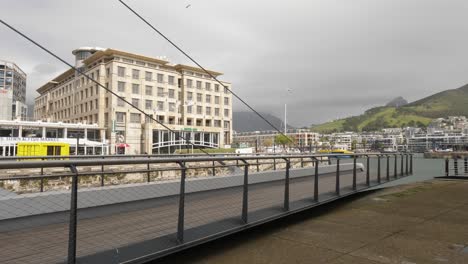 Die-Drehbrücke-Wird-Geöffnet,-Um-Den-Schiffsverkehr-In-Den-Hafen-Von-Kapstadt-Zu-Ermöglichen