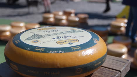 Ganzer-Gouda-käse-Verpackt-Und-Etikettiert-Auf-Dem-Gouda-käsemarkt-In-Den-Niederlanden