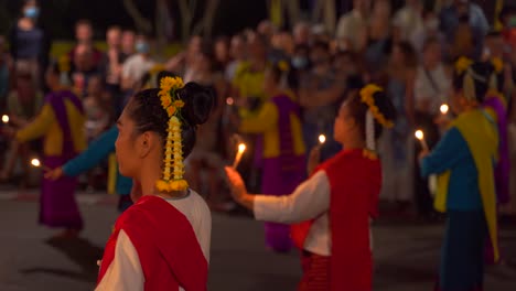 Gruppe-Traditioneller-Thailändischer-Tänzerinnen,-Die-Traditionellen-Tanz-Mit-Kerzen-Aufführen