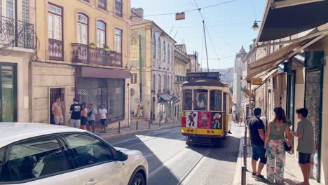 Traditionelle-Straßenbahn-Auf-Den-Straßen-Von-Lissabon-Während-Des-Schönen-Sommertages
