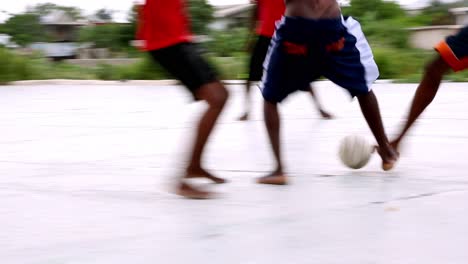 Niños-Locales-Jugando-Al-Fútbol-Descalzos-En-Puerto-Príncipe,-Haití