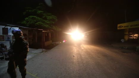 Zwei-Bewaffnete-Mitglieder-Der-Vereinten-Nationen-Patrouillieren-Nachts-Durch-Die-Straßen-Von-Port-au-Prince-In-Haiti