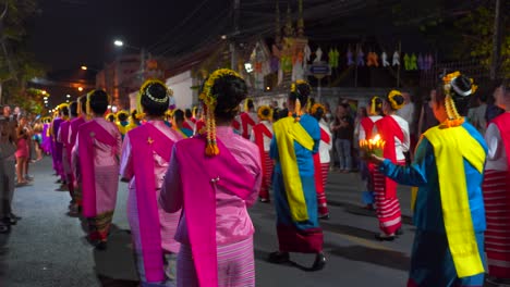 Langsamer-Schwenk-über-Frauen,-Die-Während-Des-Traditionellen-Yi-Peng-Festivals-In-Thailand-Spazieren-Gehen