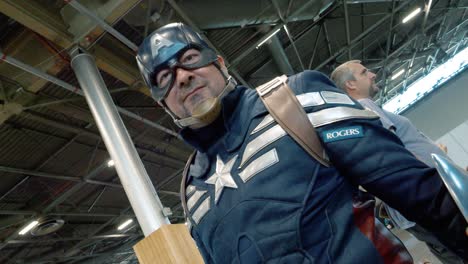 Aufschlussreiche-Zeitlupenaufnahme-Von-Captain-America-Und-Seinem-Schild-Auf-Der-Japanischen-Expo