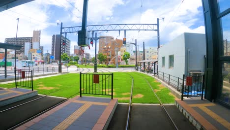 POV-Aufnahme-Einer-Straßenbahn-Auf-Gleisen,-Die-Sich-Durch-Die-Stadt-Kagoshima,-Japan,-Bewegen
