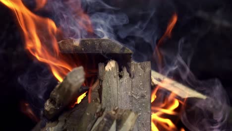 Einfacher-Ofen-Mit-Holzbrennstoff